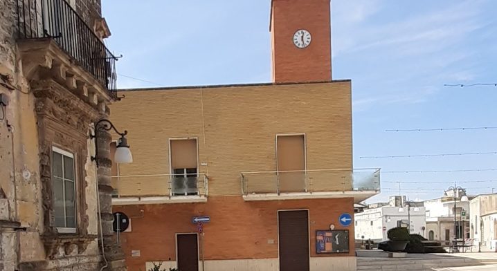Locali in via Roma, Torre dell’Orologio ed ex Chiesa di Santo Stefano - Foto di copertina