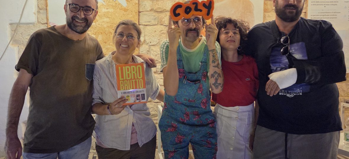 Auroro Borealo presenta il suo libro “Il libro brutto dei libri brutti”
