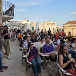Pubblico seduto per evento di presentazione libro