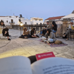 Persone coinvolte in un pomeriggio di lettura comune in balconata