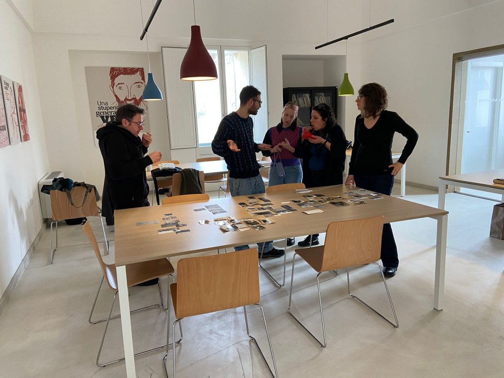gruppo di persone balla il tango