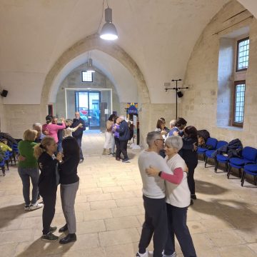 gruppo di persone balla il tango