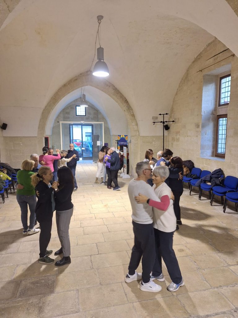 gruppo di persone balla il tango