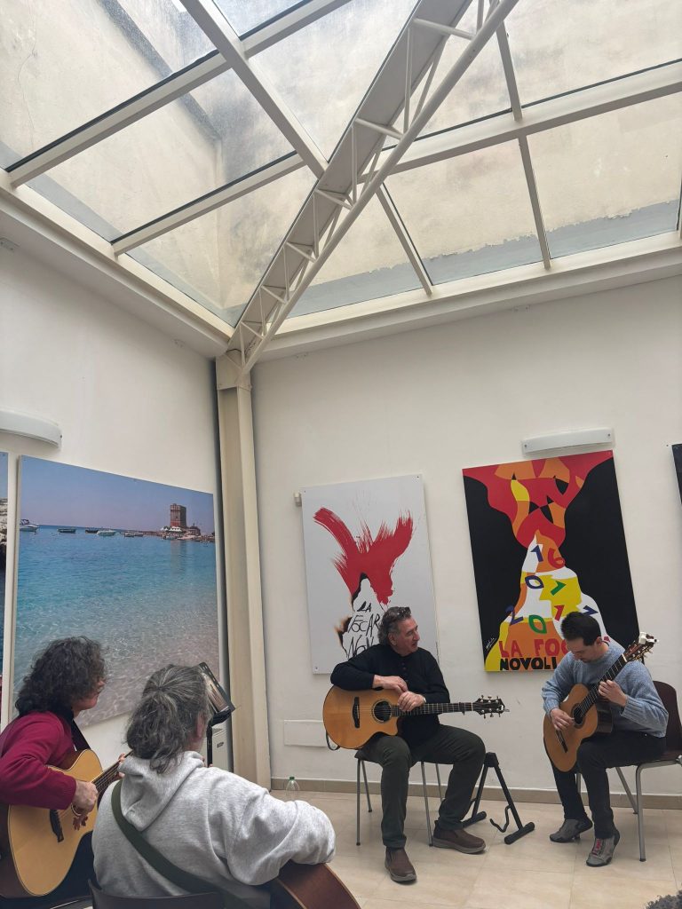 Persone che suonano la chitarra in gruppo