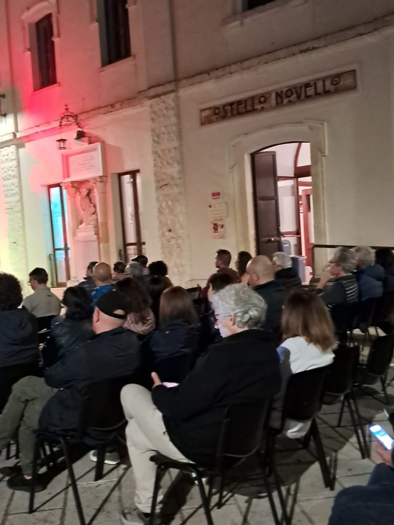 gruppo di persone che ascoltano il concerto