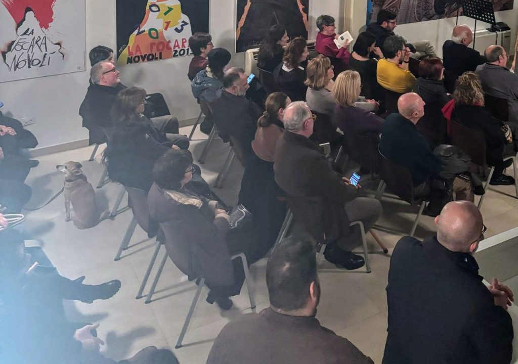 Gruppo di persone sedute