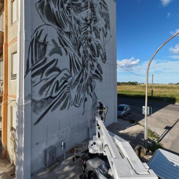 L'artista Sasha Korban a lavoro a Brindisi per Pasta